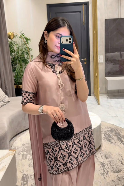 Close-up of embroidered crepe silk kurta with short sleeves detailing