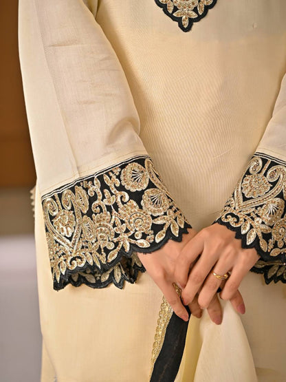 Roman silk dupatta with fancy lace border detail